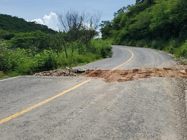 Carretera entre Chila de la Sal y Chiautla de Tapia sufre graves afectaciones por lluvias
