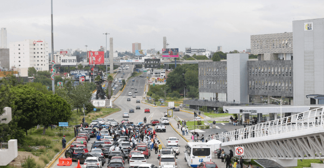 Manifestantes cierran la Vía Atlixcáyotl en protesta contra la Reforma al Poder Judicial
