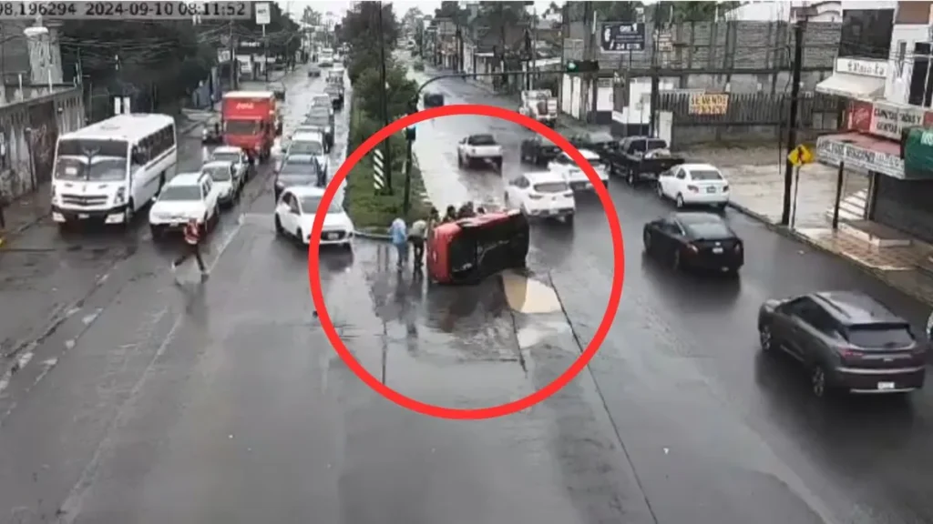 Accidente en Lomas del Valle, bache provoca volcadura de un automóvil
