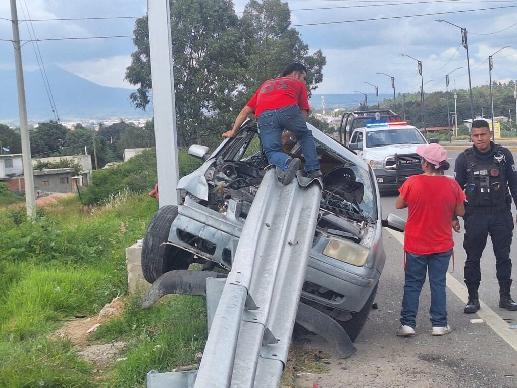 Fuerte accidente en el Periférico Ecológico; auto choca contra barras de contención
