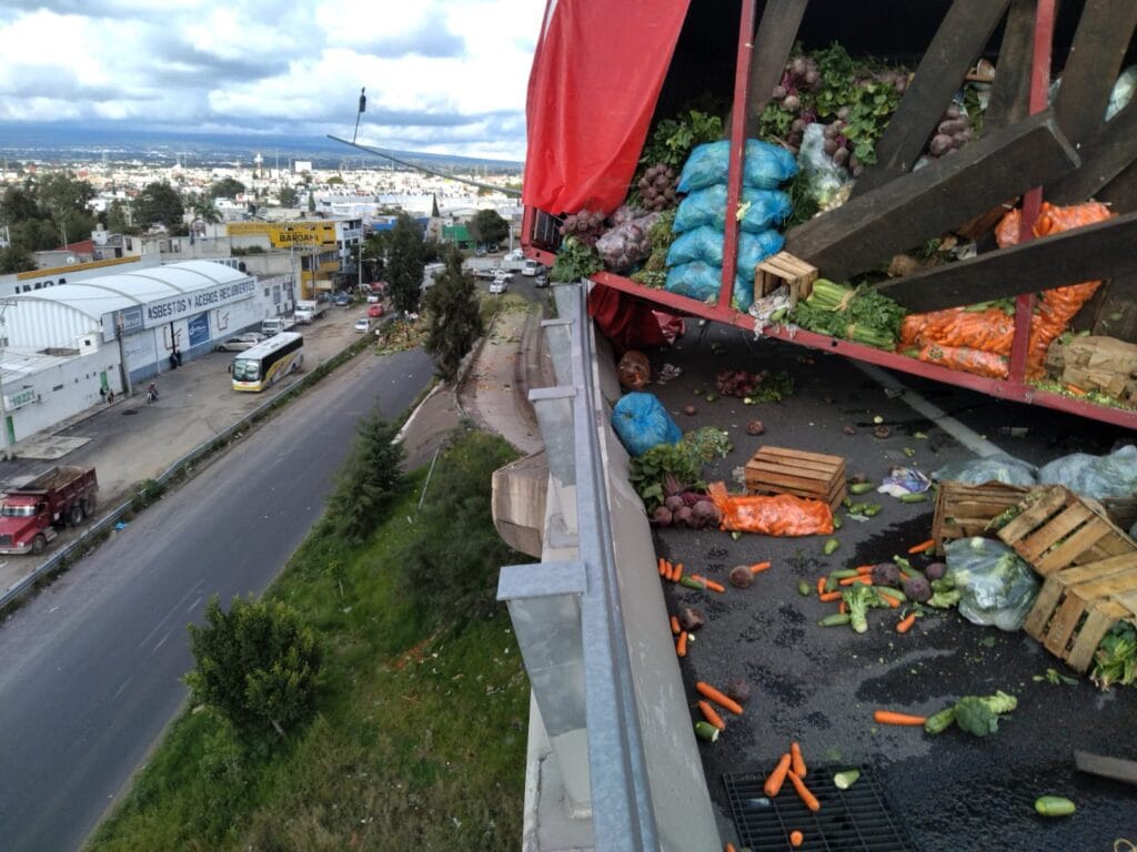 Caos vial y rapiña tras volcadura de camión en la autopista México-Puebla