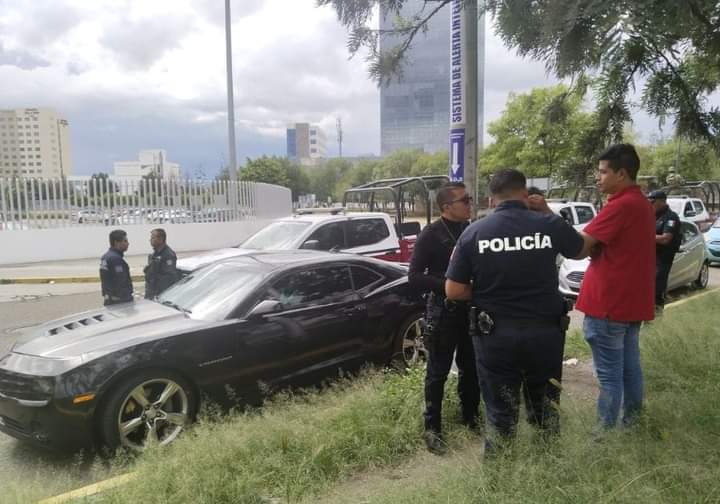 Adolescente de 15 años es baleado mientras conducía un Camaro en Plaza San Diego 