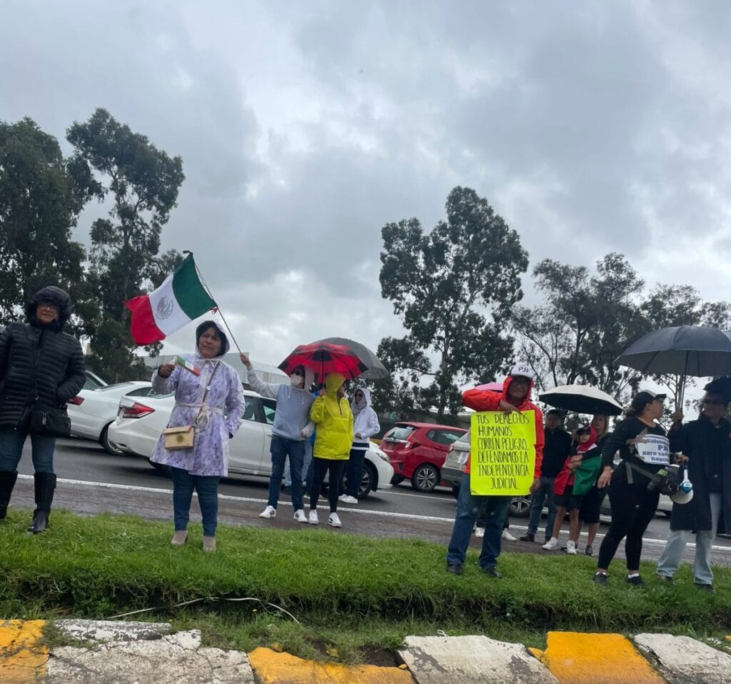 Trabajadores del Poder Judicial bloquean nuevamente la autopista México-Puebla