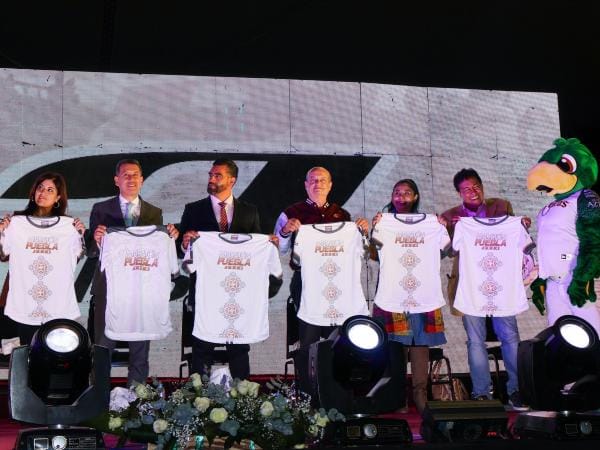 Presenta INPODE playera y medalla del "Maratón Puebla 2024"