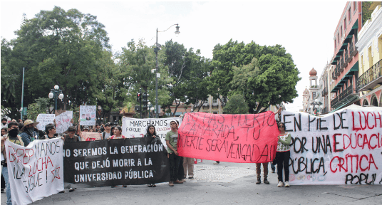 Estudiantes de la BUAP marchan en memoria del 2 de octubre de 1968