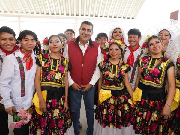 Gobierno de Sergio Salomón combate rezago educativo; entrega techados y aulas en la capital
