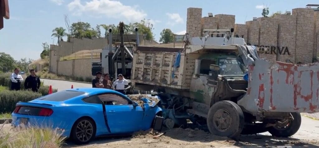 Mustang colisiona con camión de carga en Lomas de Angelópolis 3