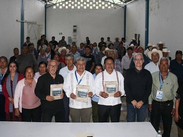 En Teopantlán, gobierno estatal presenta libro para fortalecer identidad de pueblos originarios