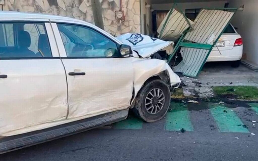 Choque en Puebla: Vehículo del Ayuntamiento impacta vivienda tras accidente en la Gabriel Pastor