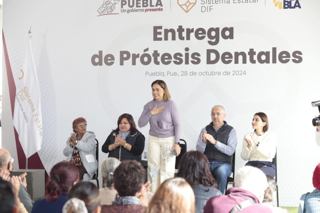 Beneficia SEDIF a 10 personas adultas mayores con prótesis dentales