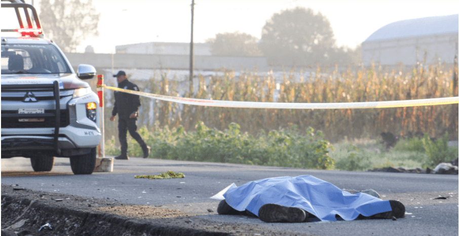 Motociclista arrolla y mata a hombre de la tercera edad en San Miguel Canoa