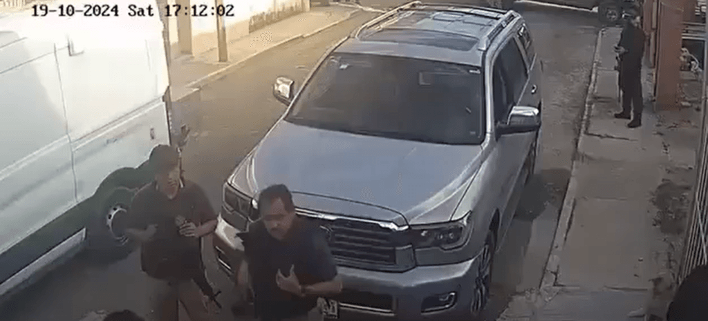 Mujer detenida tras intentar devolver un celular es acusada injustamente de secuestro