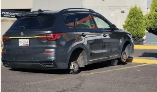 Roban las llantas de una camioneta en Plaza Andares, Angelópolis