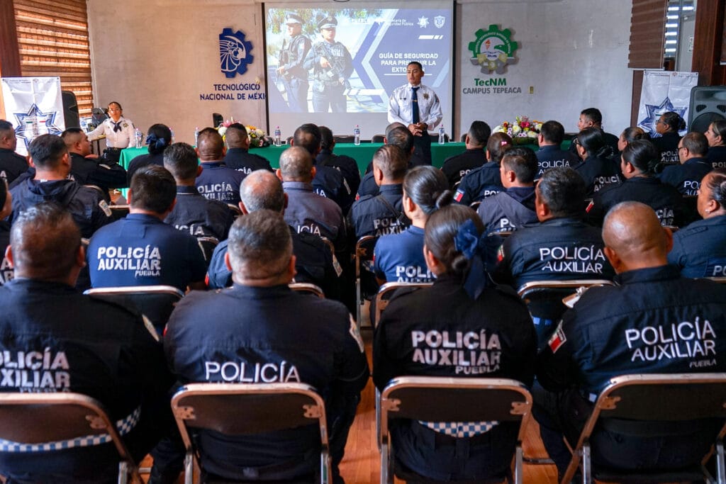 Capacitan a 131 policías auxiliares en prevención de extorsión y fraude en Tepeaca