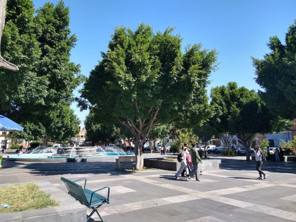 Pepe Chedraui lanza prueba piloto de parquímetros en el parque El Carmen; estudiantes y adultos mayores tendran beneficios