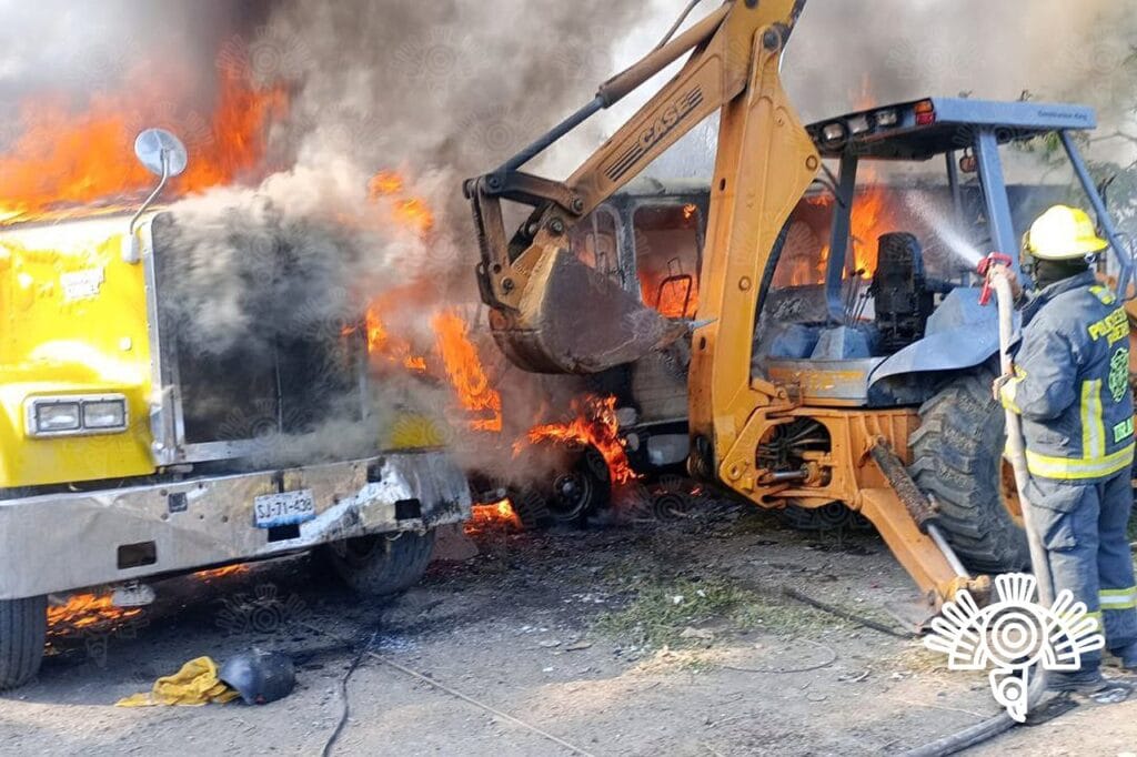 Se incendia autobús y tractocamión en taller de Bulevar Carmelitas