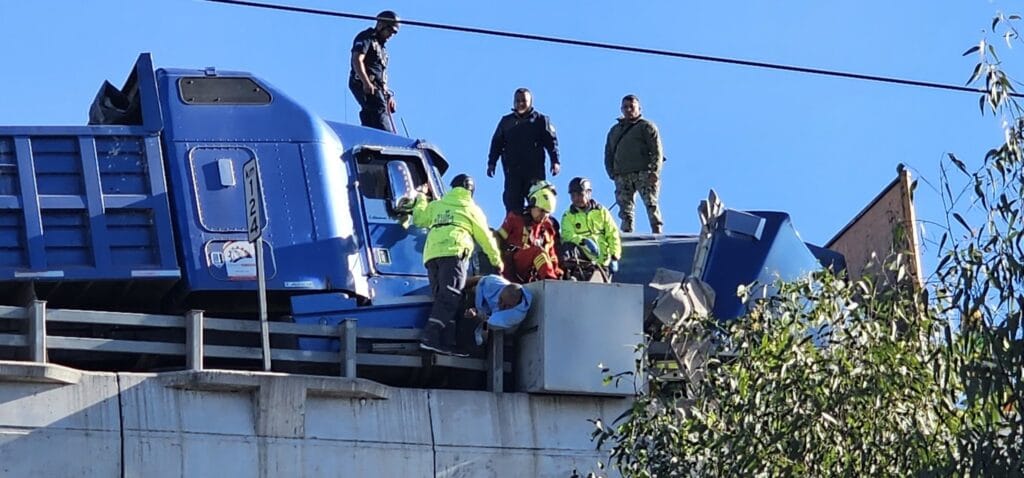 Chofer queda prensado tras choque en el segundo piso de la autopista México-Puebla