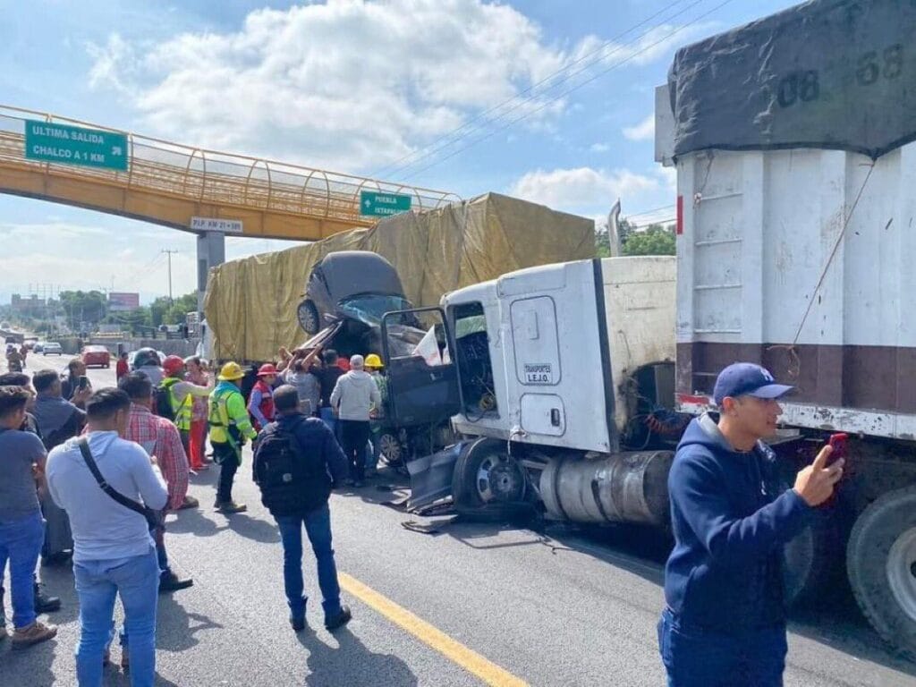 Carambola en la México-Puebla: Al menos 10 lesionados tras choque de tráiler