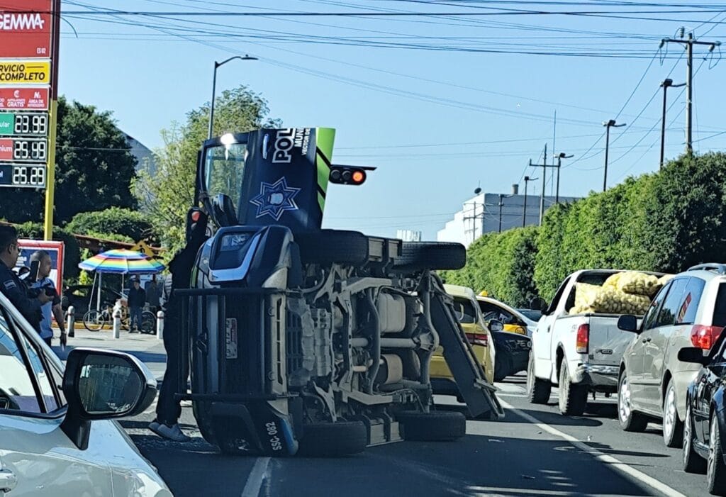 Patrulla de la Policía Municipal vuelca durante persecución