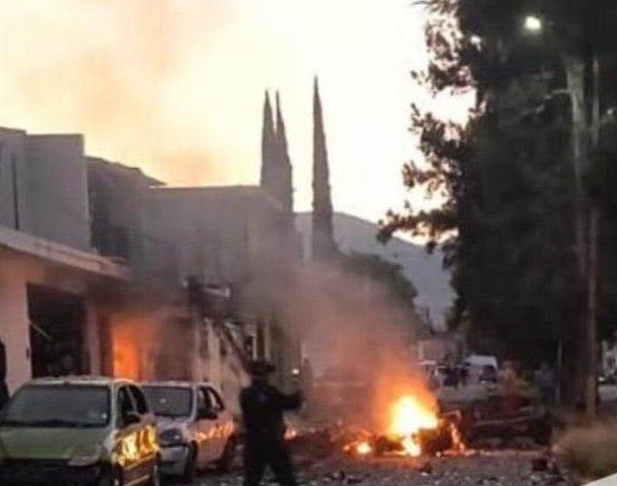 Segundo ataque con coche bomba en Guanajuato genera caos en Jerécuaro