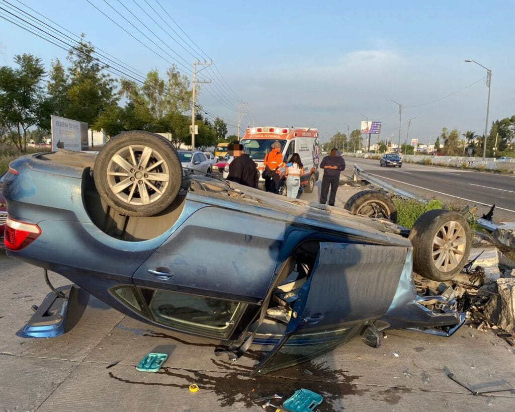 Vuelca vehículo en el Periférico Ecológico de Puebla