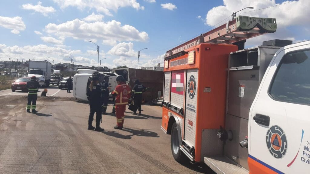 Camión de volteo vuelca en el Periférico Ecológico de Puebla tras recibir un "cerrón"