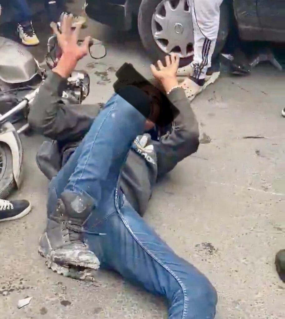 Vecinos detienen y golpean a presunto ladrón frente al Hospital de la Mujer