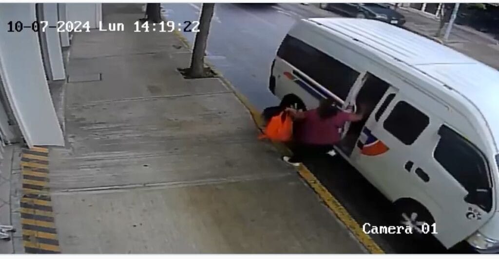 Conductor de combi en Tehuacán provoca caída de mujer de la tercera edad; indignación en redes