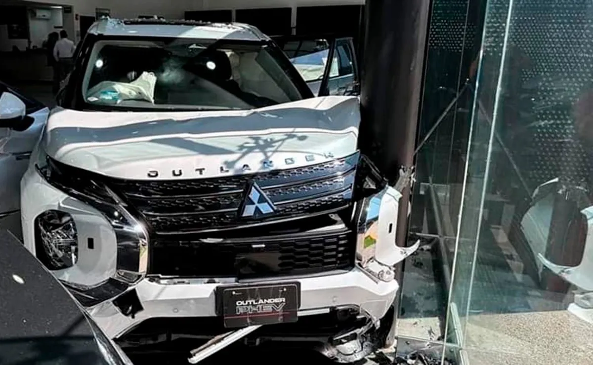 ¡Mujer choca camioneta al interior de agencia Mitsubishi!