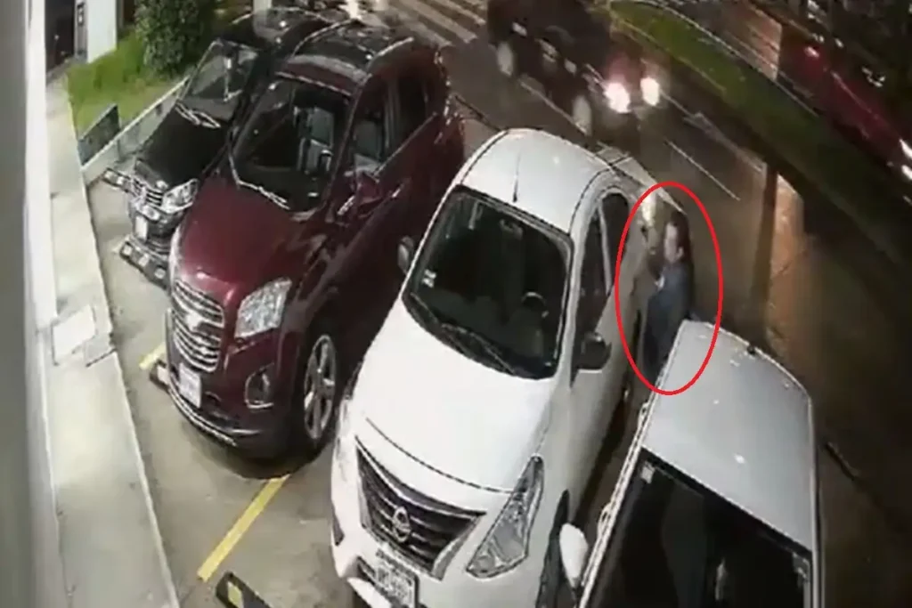 Dan cristalazo a dos vehículos en pleno Centro de Puebla; cámaras captan el atraco