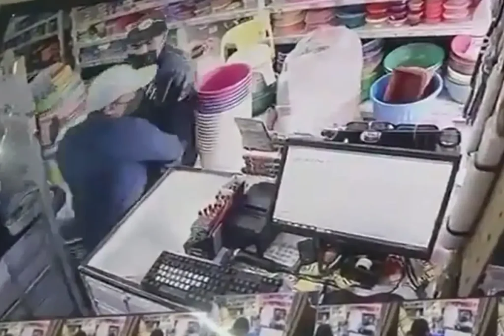 Dos sujetos asaltan jarciería en la Central de Abasto