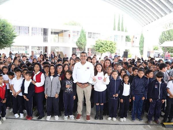 El gobernador Sergio Salomón entregó el techado de la plaza cívica en la primaria “16 de Septiembre de 1810”