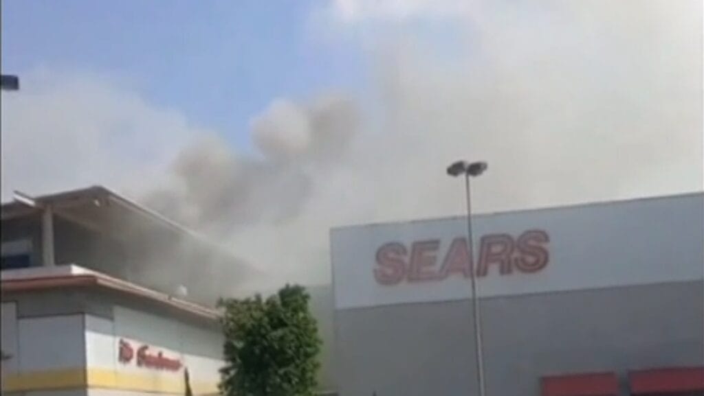 Incendio en Plaza Las Américas de Ecatepec genera operativo de emergencia