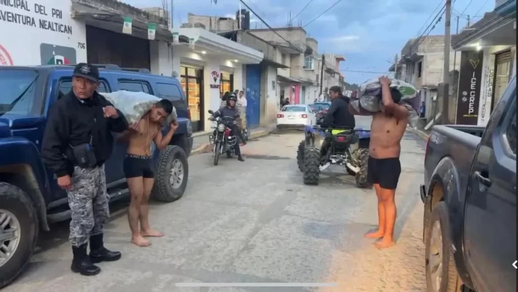 Pobladores de Nealtican intentan linchar a tres presuntos ladrones de aguacates