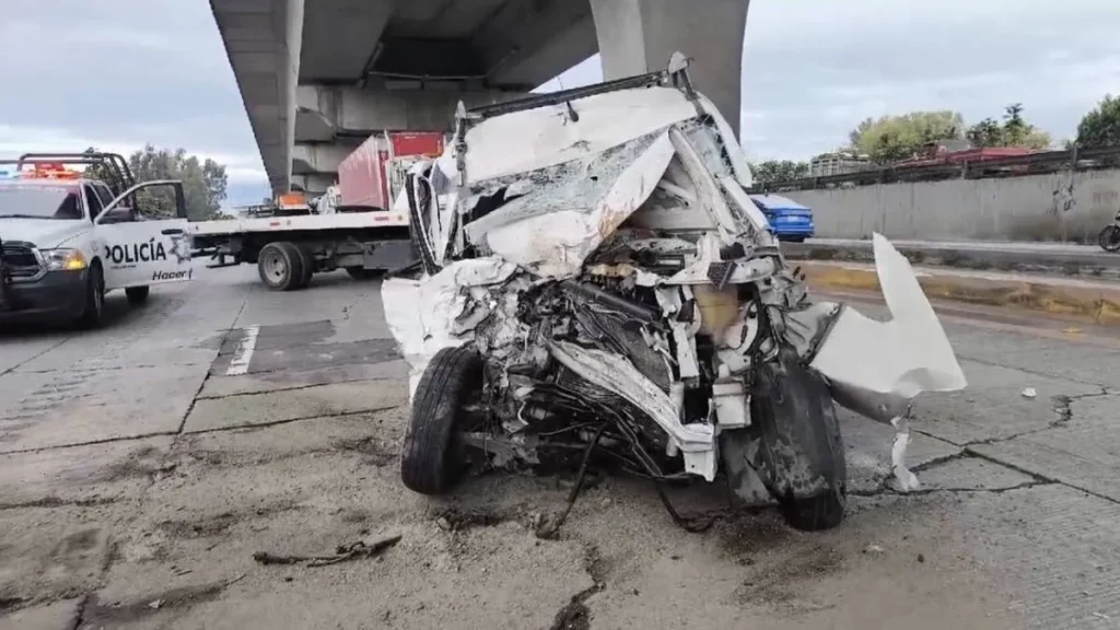Accidente en la autopista México-Puebla deja tres heridos; conductor queda prensado