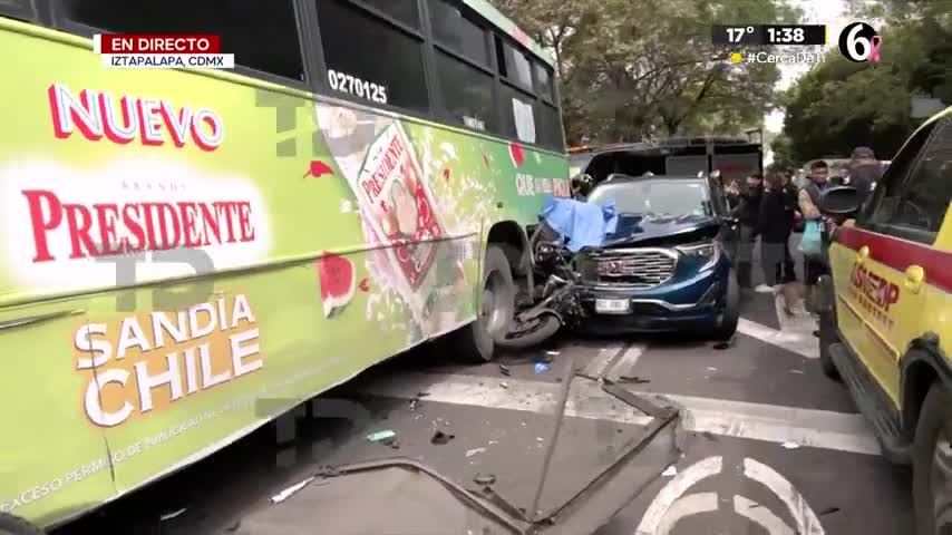 Presunto asaltante muere prensado entre camioneta y autobús en Iztapalapa