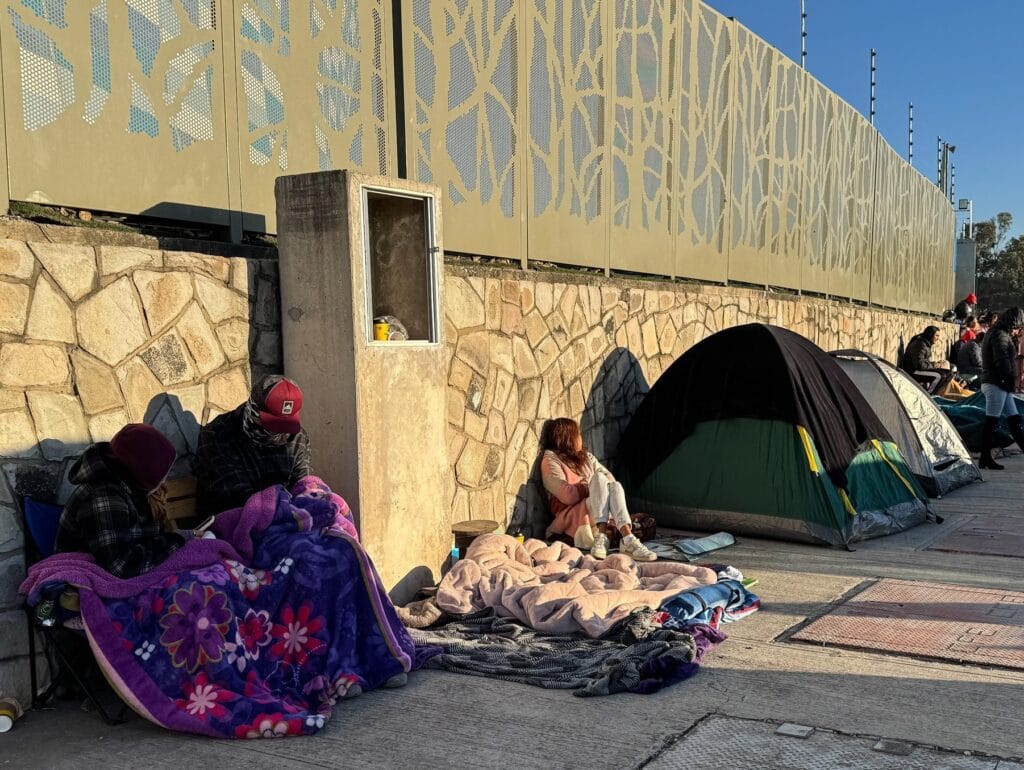 ¡Furor en Puebla! Fans madrugan para alcanzar boletos para el concierto "Prófugos del Anexo"