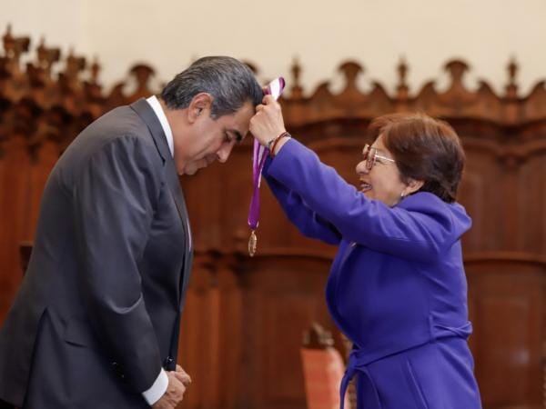 Por su respaldo a la educación, Sergio Salomón recibe medalla “Melchor Cobarrubias” por la BUAP