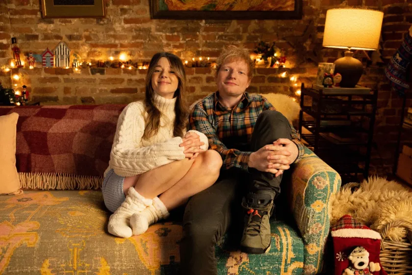 Ed Sheeran compuso “Under the Tree” para la película de Netflix "Aquella Navidad"