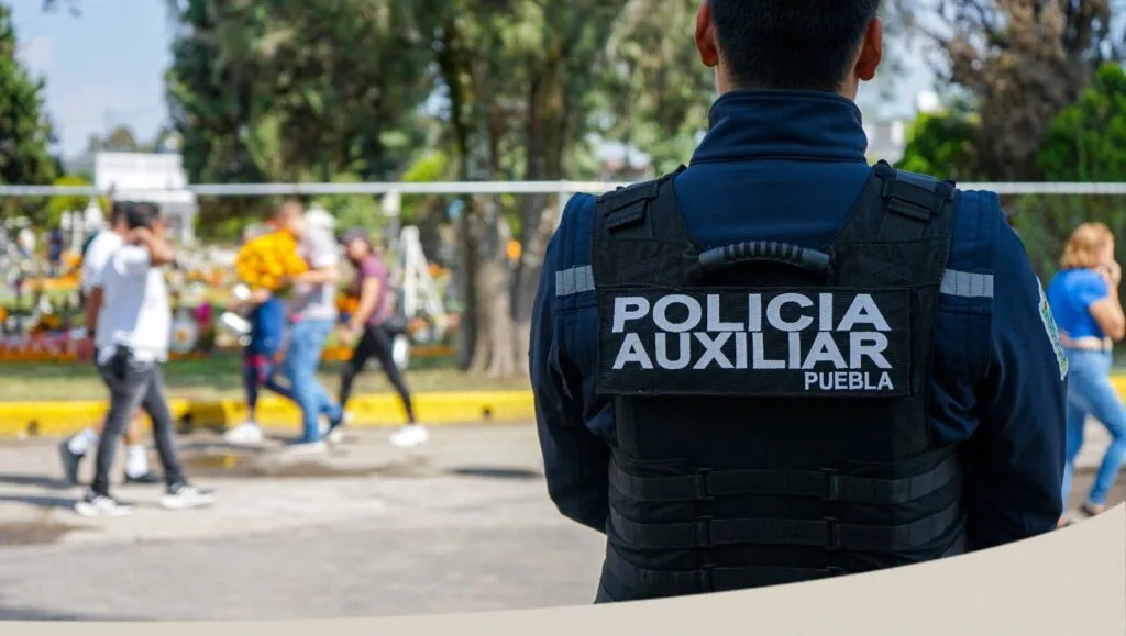Policía Auxiliar refuerza seguridad en panteones por Día de Muertos