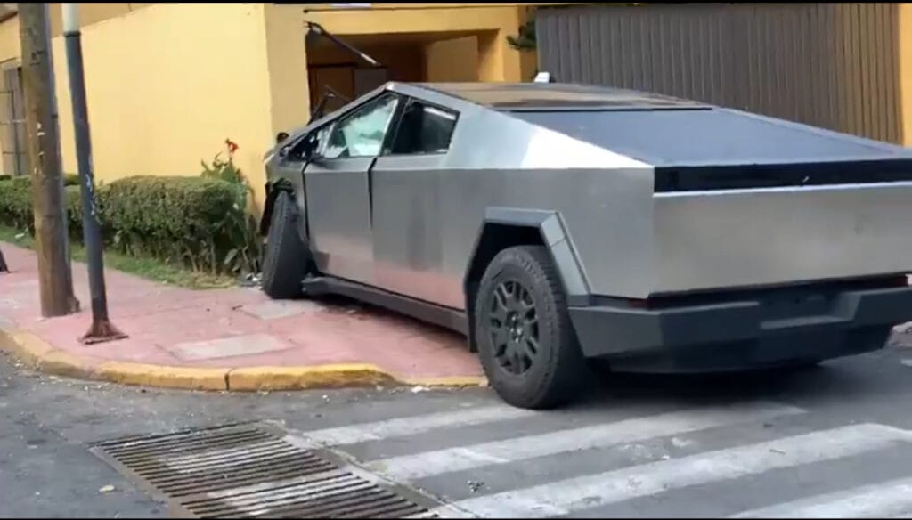 Impactante choque de Cybertruck en la Ciudad de México