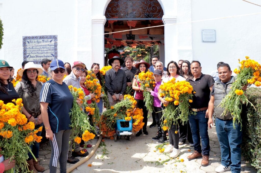 Entrega Gobierno de Cholula flores en panteones municipales