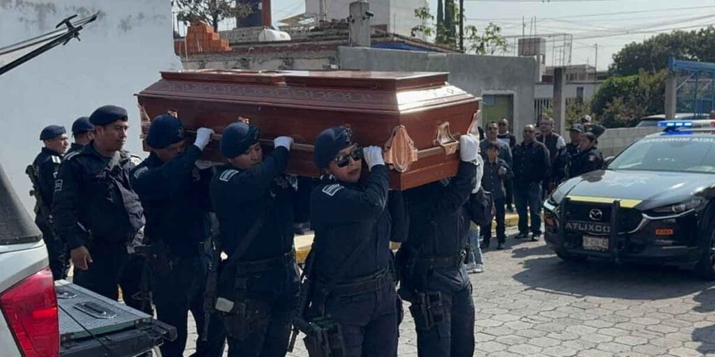 Homenajean a policías caídos en Atlixco tras ataque armado en hospital
