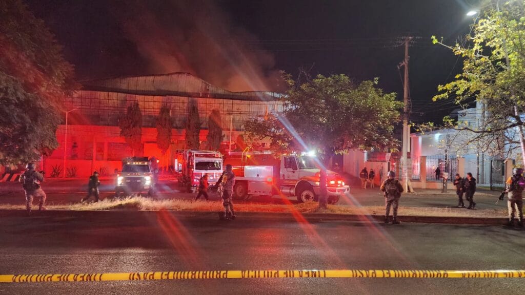 Fuerte incendio en La Gran Bodega de Amalucan genera alarma en la zonaFuerte incendio en La Gran Bodega de Amalucan genera alarma en la zona