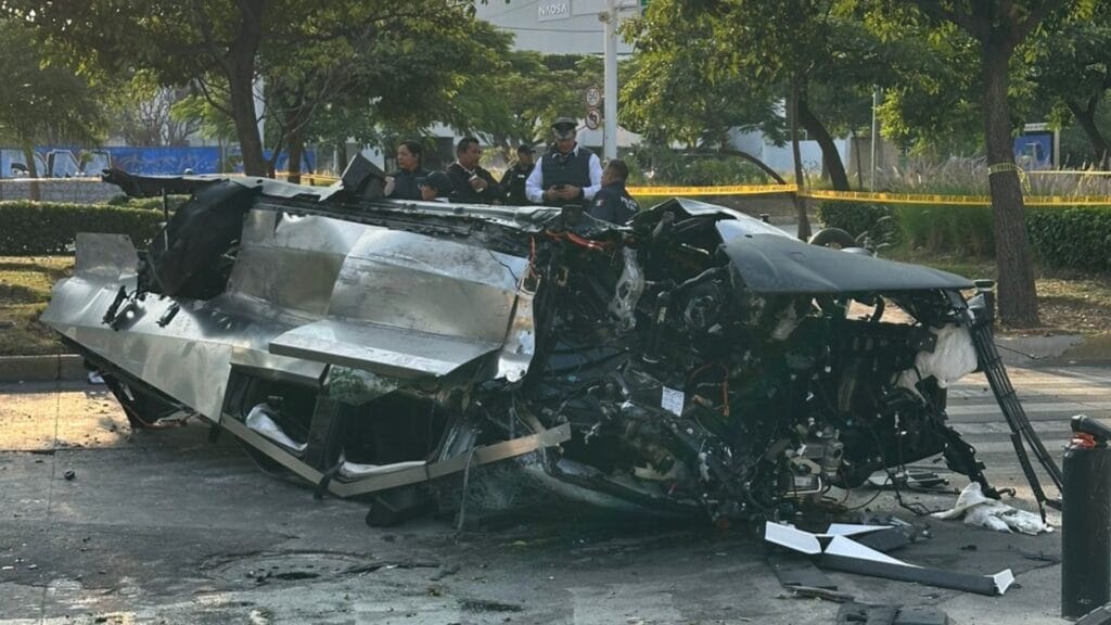 ¿Otro? Vuelca Cybertruck de Tesla en Guadalajara; hay cuatro lesionados