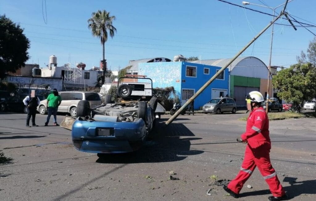 Accidente Vehicular en Colonia Héroes de Puebla Deja Sin Luz a Varias Familias y un Adolescente Herido
