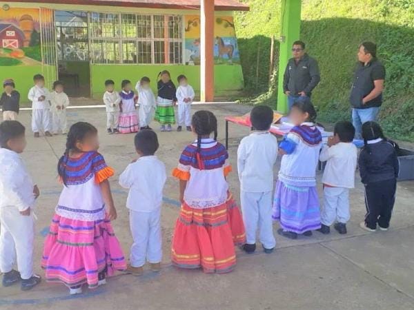 Fomenta gobierno de Puebla inclusión con materiales en mazateco y náhuatl