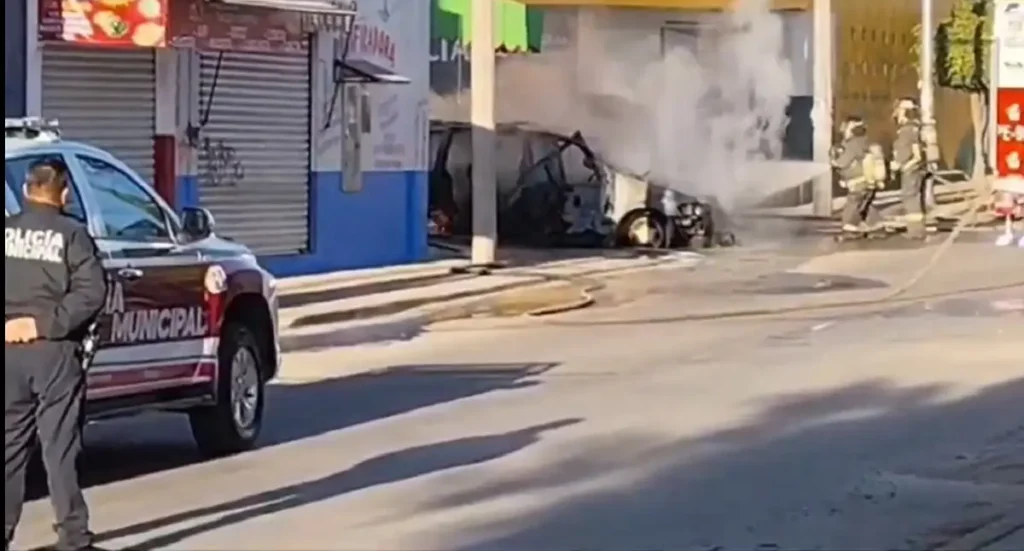 Se incendia camioneta en Colonia Ampliación Guadalupe Hidalgo