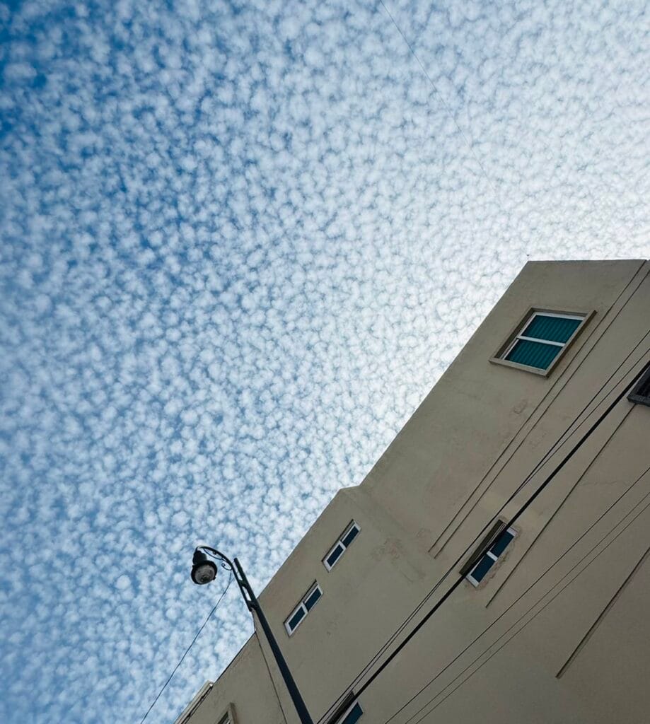 Cielo de Puebla amanece completamente ‘Aborregado’