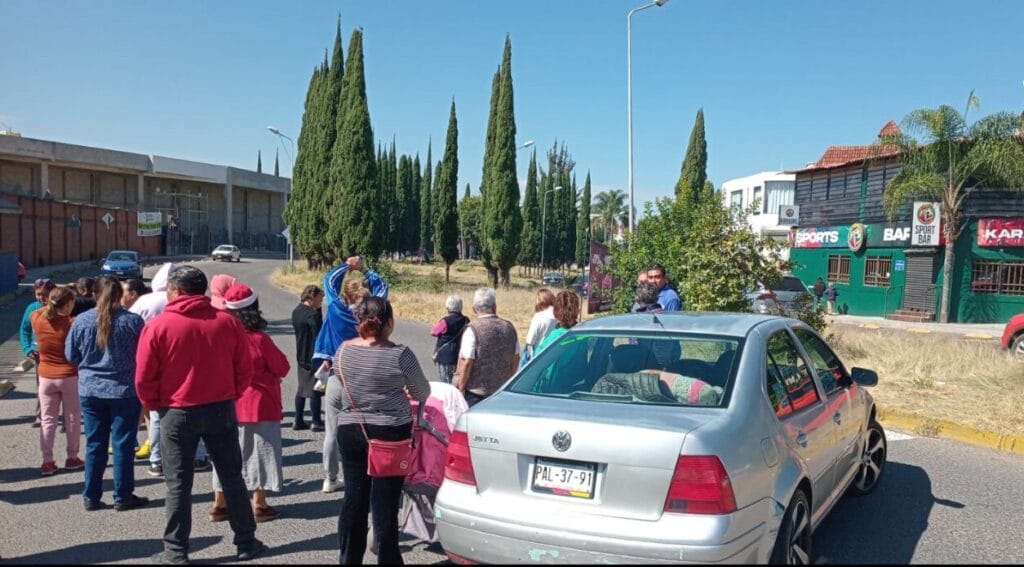 Vecinos de la Colonia Leobardo Coca bloquean Boulevard Margaritas por falta de agua